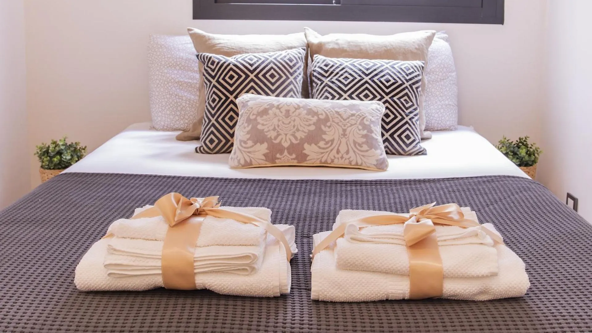 Apartment -Malagasunapts- Rooftop Pool & Free Parking